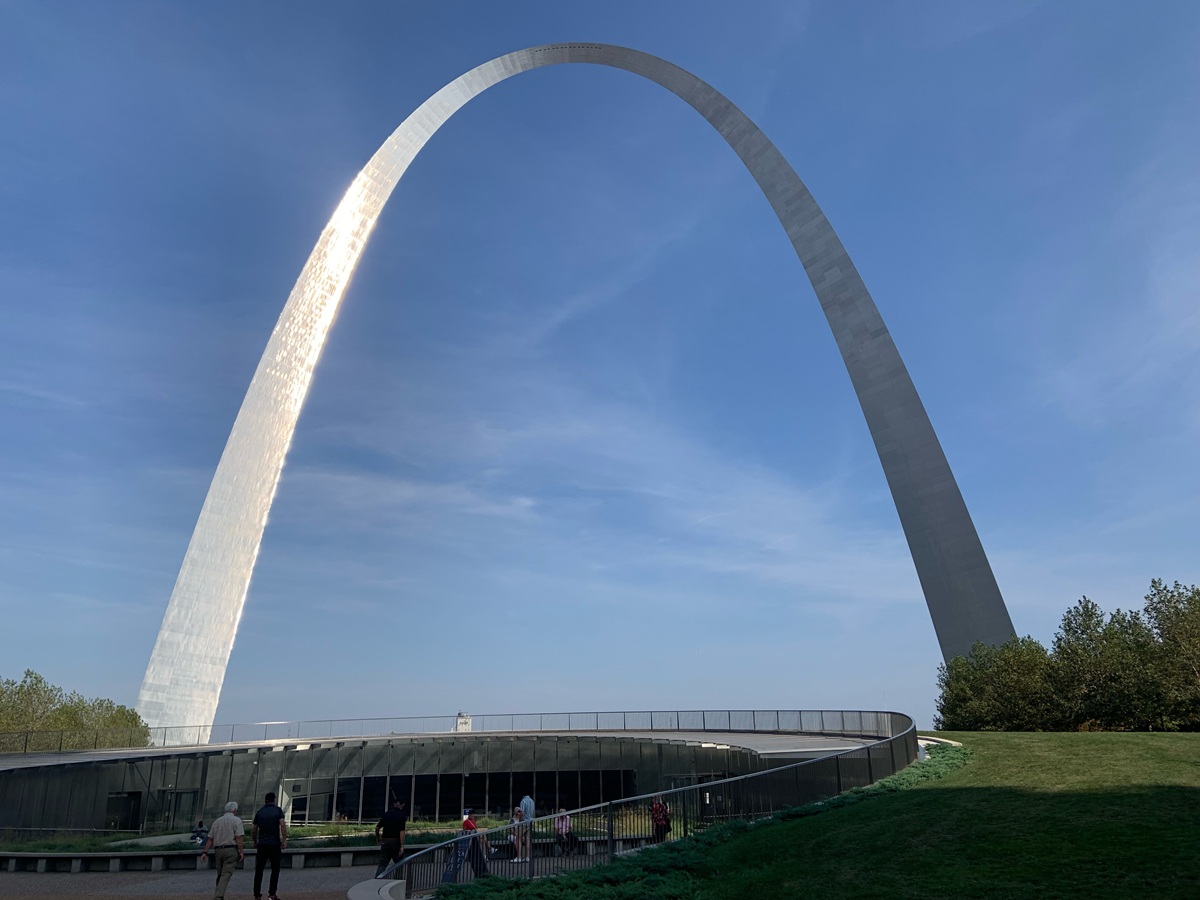 A photo of an arch